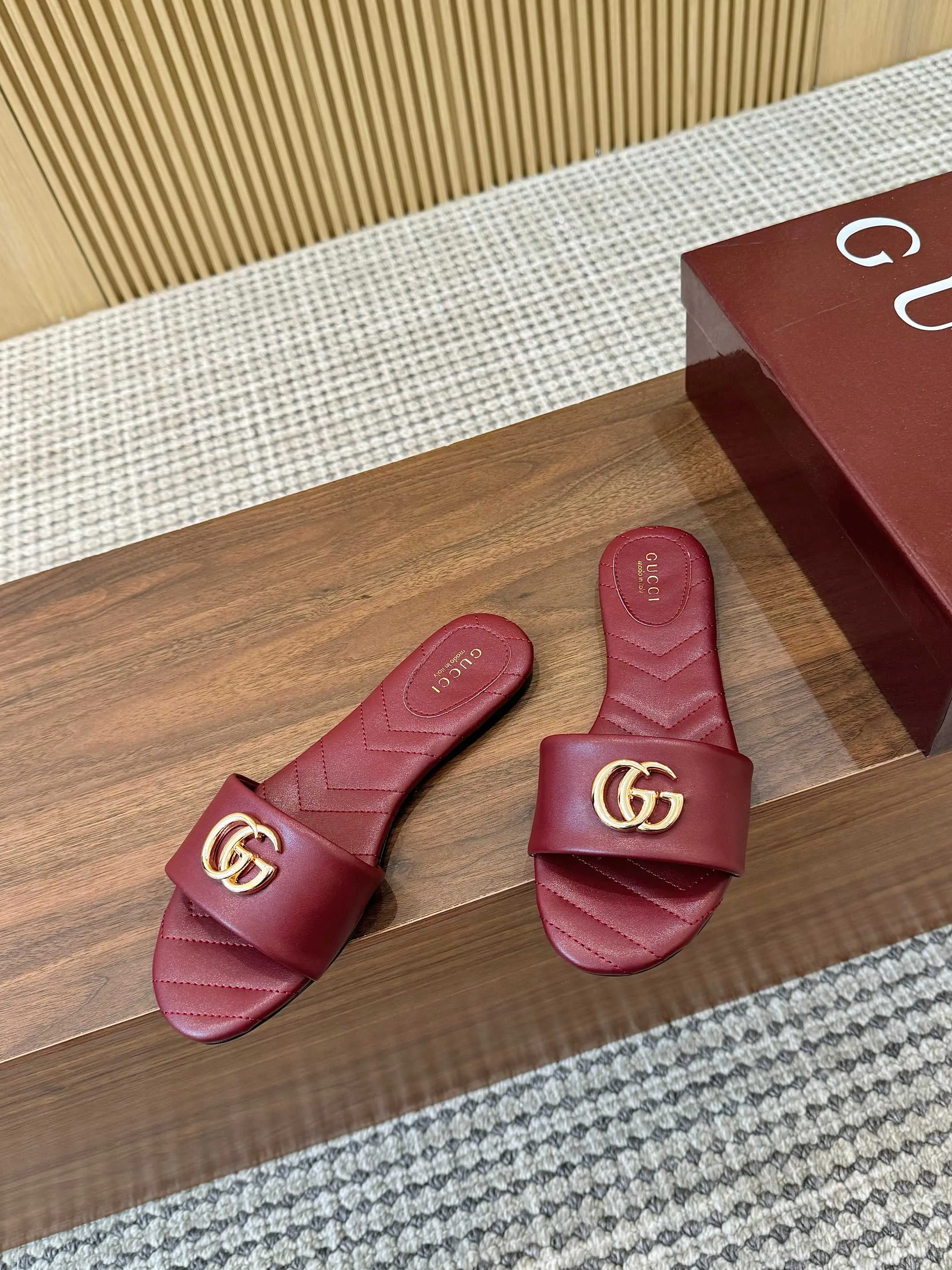 👟👟Ex-factory price 440👟👟 💯💯💯Gucci 2025 spring and summer latest popular slip-on sandals series... [Round toe] Latest double G buckle. Embroidery style Original quality 🍃Original European style, 💥perfect on the feet💃💃When worn with this shoe, it is elegant and crystal clear. No matter the materials of the accessories, they are all customized one by one. You must go to get the original version. The whole series is full of exciting and innovative elements. The texture of different materials, the texture of the materials, and the expression of the materials have a strong artistic atmosphere... ❶ Upper: imported cowhide ❷ Inner lining: customized imported sheepskin ❸ Foot pads: customized imported sheepskin ❹ Outsole: imported Italian genuine leather outsole ❺ Heel height: 1.5CM ❻ Packaging: Original full set of packaging ❼ Code number: 35-43 (41.42.43 customized is not returnable)